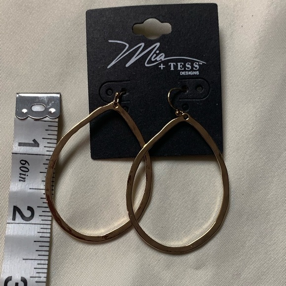 NWT Mia + Tess Dangling golden color earrings - Picture 2 of 3